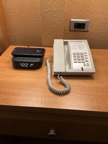 Anaheim Islander Inn & Suites - Alarm Clock with charger and telephone