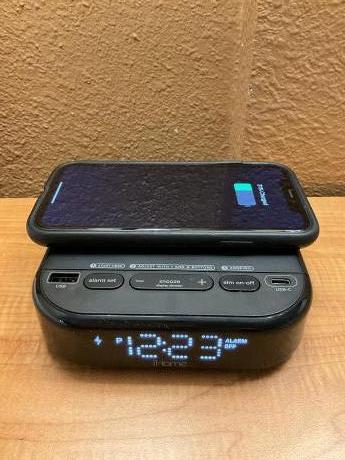 Anaheim Islander Inn & Suites - Alarm Clock with Charger