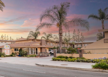 Anaheim Islander Inn & Suites - Exterior