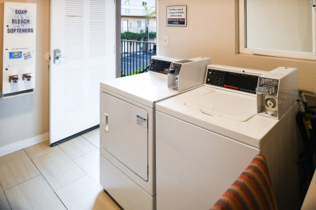 Anaheim Islander Inn & Suites - Laundry Room