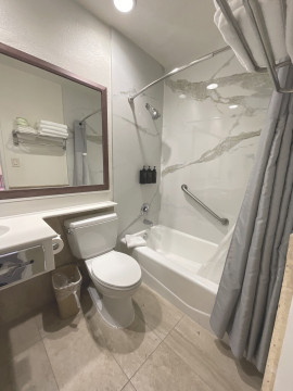 Anaheim Islander Inn & Suites - Bathroom